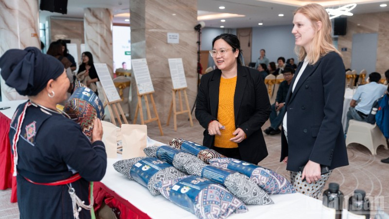 Khách mời thăm quan khu trưng bày các sản phẩm của các cộng đồng tham gia dự án.