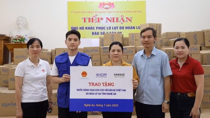 Cán bộ Cục Đê điều và Phòng, chống thiên tai cùng các nhà tài trợ trao tặng nước sạch tới các hộ dân 3 xã tại Nghệ An. (Ảnh: Cục Đê điều và Phòng chống thiên tai)