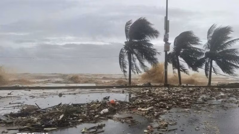 Dự báo trong 24 giờ tới, áp thấp nhiệt đới sẽ mạnh lên thành bão, đổ bộ vào khu vực Bắc Trung Bộ trong chiều tối và đêm 30/8. (Ảnh minh họa: TTXVN)