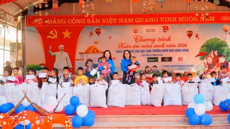 Những phần quà đậm nghĩa tình vùng cao.