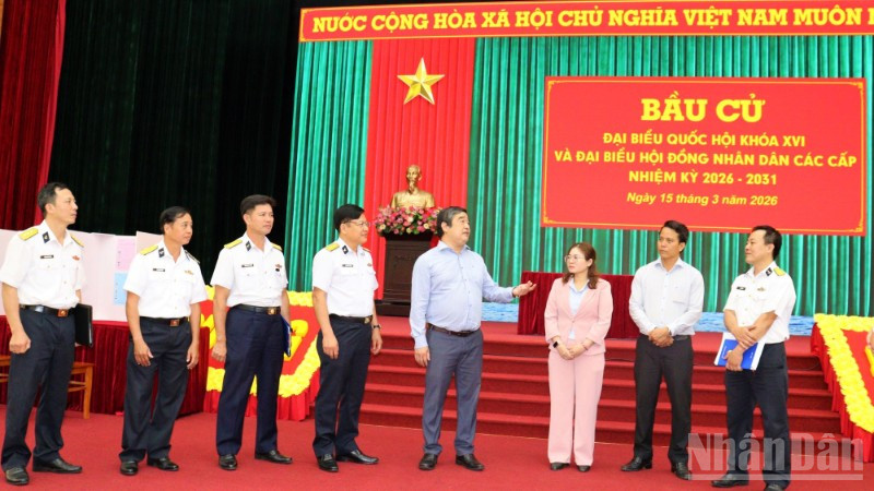 Đồng chí Tạ Hồng Quang, Tỉnh ủy viên, Bí thư Đảng uỷ, Chủ tịch Hội đồng Nhân dân, Chủ tịch Uỷ ban Bầu cử kiểm tra công tác chuẩn bị bầu cử tại điểm bầu cử số 39, Học viện Hải quân.