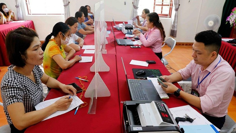 Khách hàng giao dịch tại Điểm giao dịch xã của Phòng giao dịch Ngân hàng Chính sách xã hội Văn Quan.