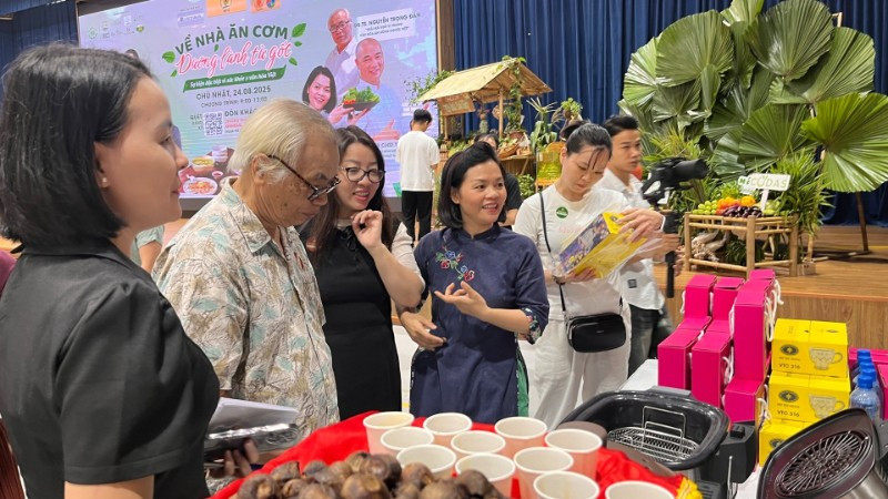 Các đại biểu tham quan gian hàng tại lễ ra mắt dự án.