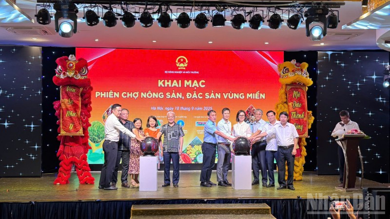 Các đại biểu ấn nút khai mạc khai mạc Phiên chợ nông sản, đặc sản vùng miền năm 2025.