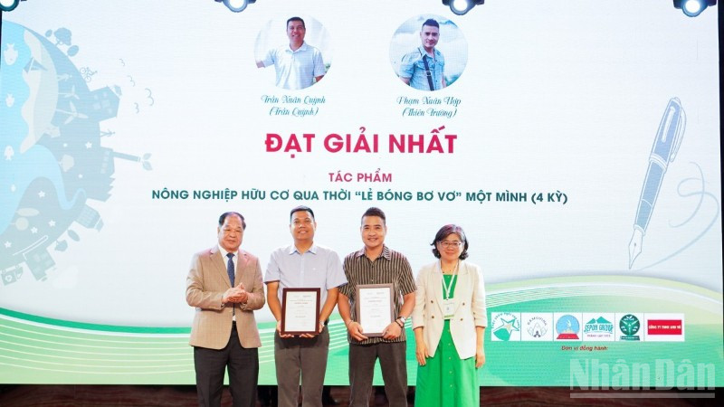 Giải Nhất thuộc về nhóm tác giả Trần Xuân Quỳnh-Phạm Xuân Hợp với tác phẩm “Nông nghiệp hữu cơ qua thời ‘lẻ bóng bơ vơ’ một mình”.