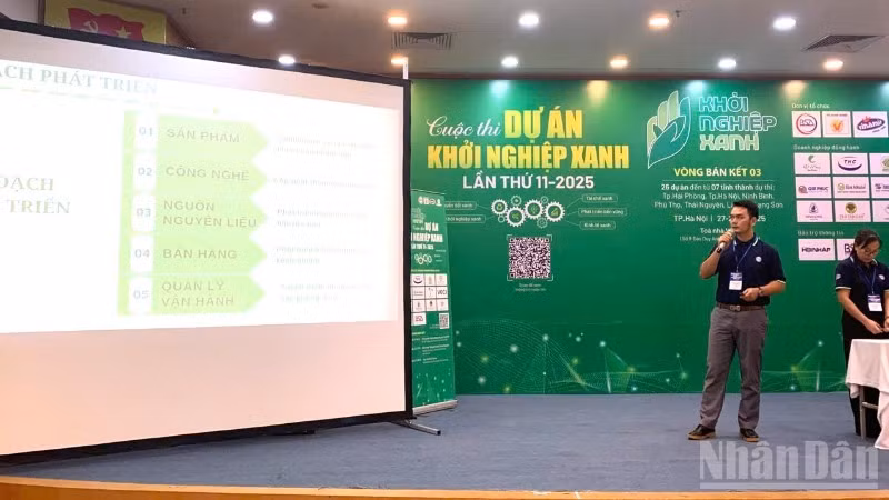 Thí sinh thuyết trình tại cuộc thi “Cuộc thi Khởi nghiệp xanh lần thứ 11 khu vực phía bắc”.