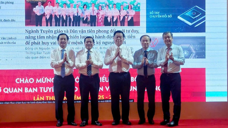 Đồng chí Nguyễn Trọng Nghĩa (giữa) nhấn nút khai trương hệ thống thông tin của Ban Tuyên giáo và Dân vận Trung ương. 