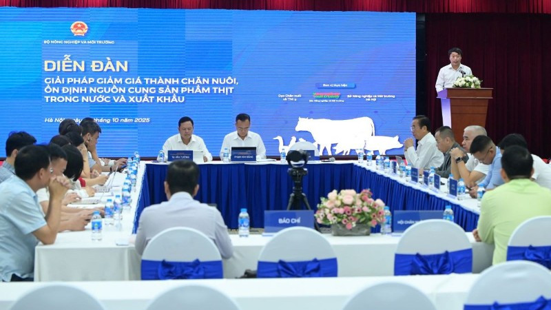 Diễn đàn “Giải pháp giảm giá thành chăn nuôi, ổn định nguồn cung sản phẩm thịt trong nước và xuất khẩu” diễn ra sáng 7/10, tại Hà Nội.