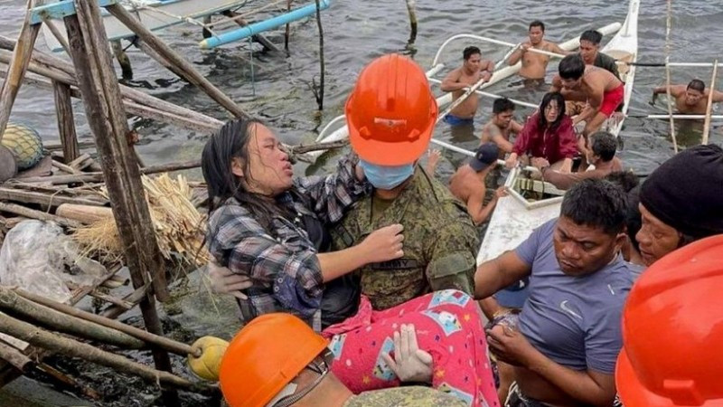 Các binh sĩ hỗ trợ người dân di chuyển khi bão Bualoi đổ bộ vào tỉnh Samar, Philippines ngày 26/9/2025. Ảnh: THX/TTXVN) 
