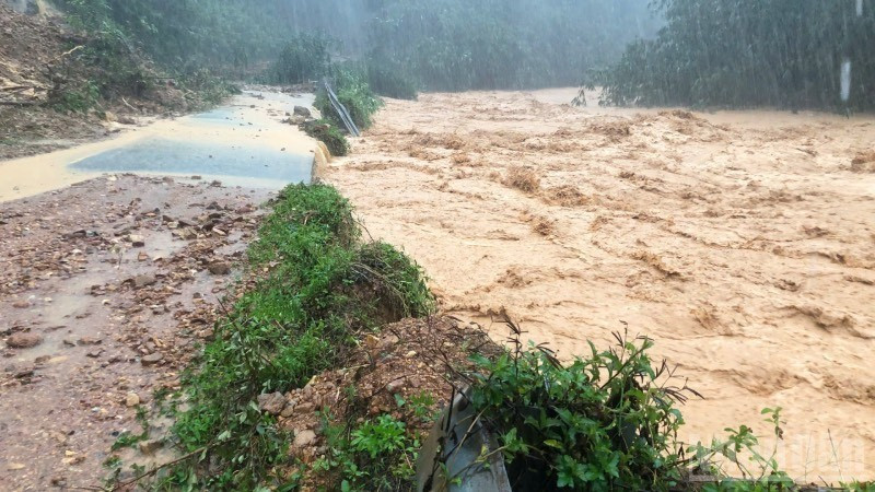 Sạt lở đất, ngập lụt đã cắt đứt tuyến đường từ thành phố Huế lên xã xã thuộc huyện Nam Đông (cũ), khiến các xã này bị cô lập. (Ảnh: minh họa)