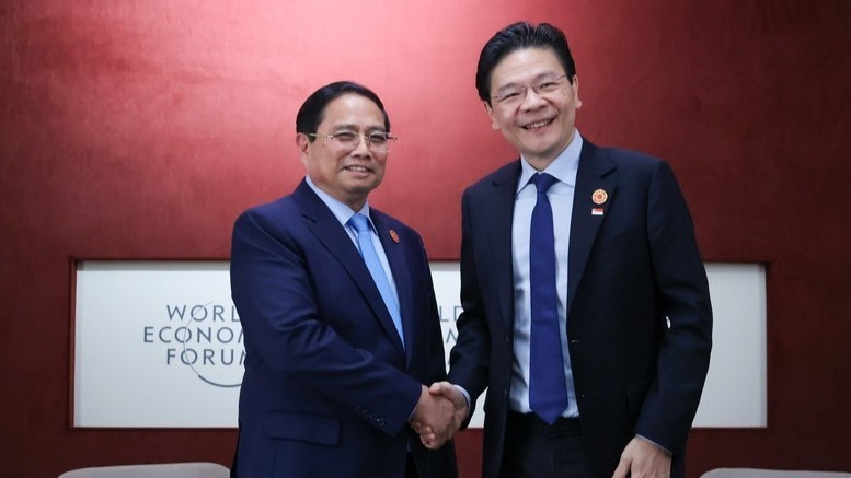 Thủ tướng Phạm Minh Chính và Thủ tướng Singapore Lawrence Wong. (Ảnh: VGP/Nhật Bắc)