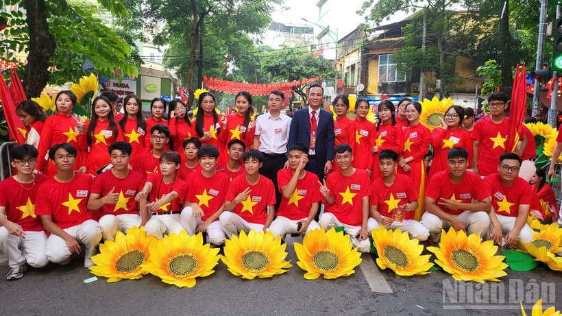 Phó Giáo sư, Tiến sĩ Nguyễn Tuấn Anh và các sinh viên Trường Đại học Công nghiệp Hà Nội chụp ảnh lưu niệm trước giờ diễu hành.