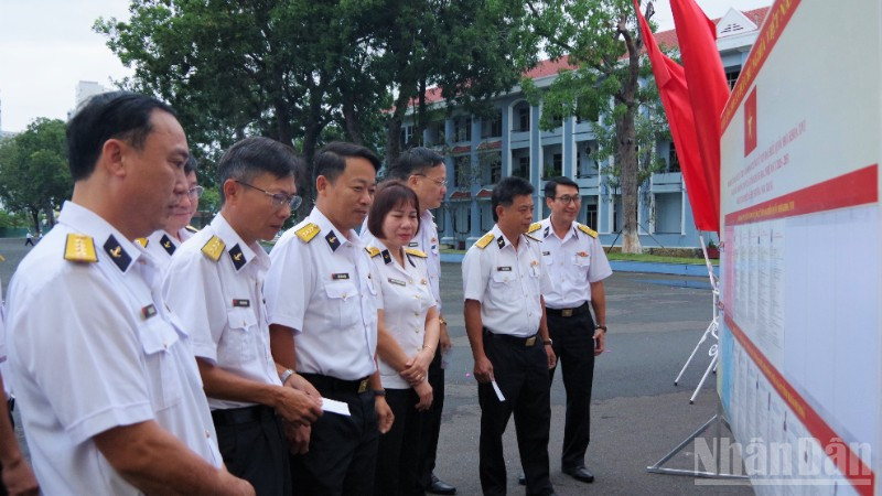 Các cử tri nghiên cứu danh sách các ứng cử viên.