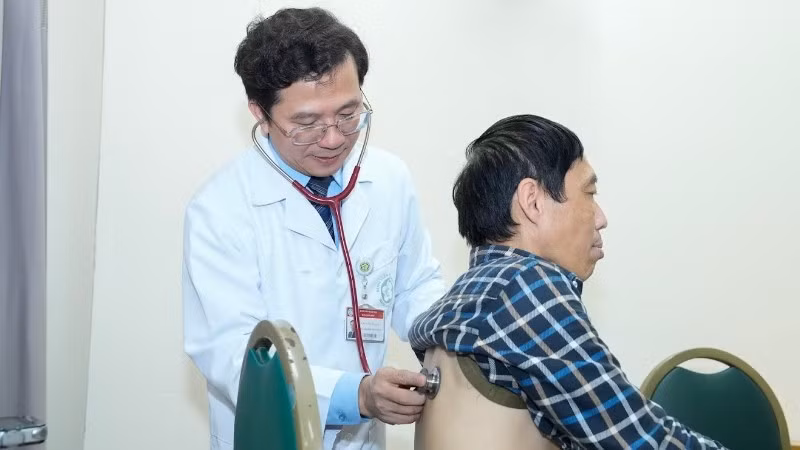 Những người thuộc nhóm nguy cơ cao cần khám lọc để phát hiện sớm, điều trị kịp thời và quản lý bệnh COPD hiệu quả. Ảnh: THẾ ANH