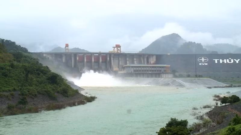 Bộ trưởng Nông nghiệp và Môi trường đã lệnh Giám đốc Công ty Thủy điện Tuyên Quang đóng tiếp 1 cửa xả đáy hồ thủy điện Tuyên Quang vào hồi 11 giờ ngày 2/10.