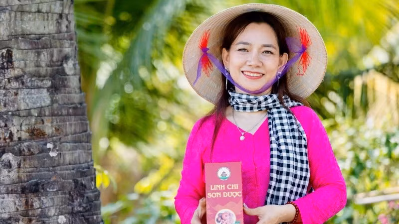 Chị Châu Thị Nương (xã Cô Tô, tỉnh An Giang) là nông dân Việt Nam xuất sắc năm 2025 với mô hình trồng nấm. (Ảnh: Ban Tổ chức cung cấp).