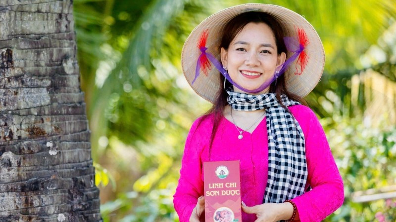 Chị Châu Thị Nương (xã Cô Tô, tỉnh An Giang) là nông dân Việt Nam xuất sắc năm 2025 với mô hình trồng nấm. (Ảnh: Ban Tổ chức cung cấp).