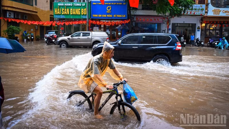 Mưa lớn gây ra ngập lụt nhiều tuyến đường tại nhiều địa phương trên cả nước. (Ảnh: nhandan.vn)