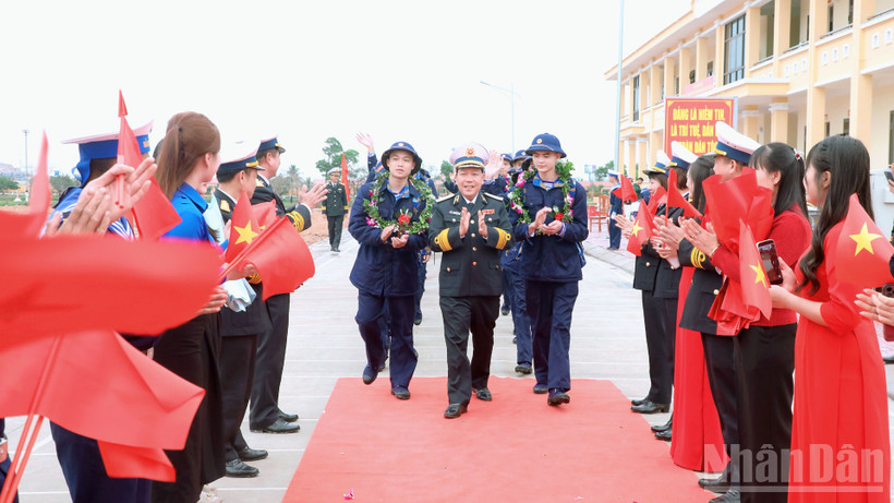 Thủ trưởng Bộ Tư lệnh Vùng 1 Hải quân đón chiến sĩ mới tại Lữ đoàn 147.