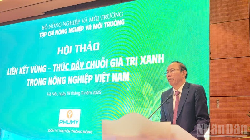 Thứ trưởng Nông nghiệp và Môi trường Phùng Đức Tiến phát biểu chỉ đạo hội nghị.