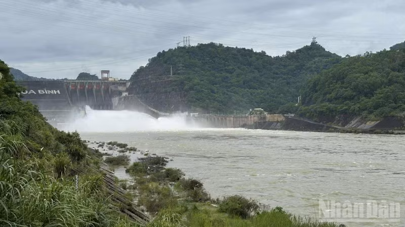 Công ty Thủy điện Hòa Bình được lệnh đóng một cửa xả đáy hồ thủy điện Hòa Bình từ 18 giờ ngày 18/8.