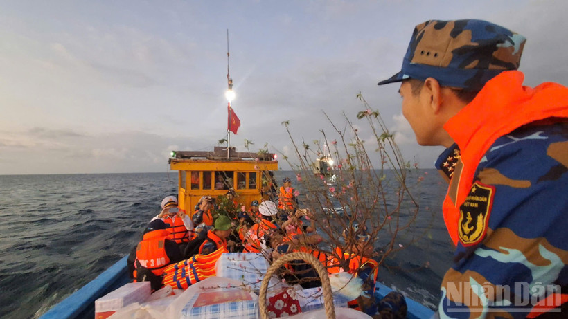 Con tàu 628, Lữ đoàn 161 (Vùng 3 Hải quân) chở Tết yêu thương đến với quân và dân trên hai đặc khu Cồn Cỏ (tỉnh Quảng Trị) và Lý Sơn (tỉnh Quảng Ngãi).
