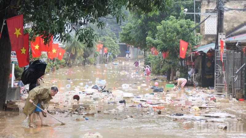 Bão số 10 cùng mưa lũ, sạt lở, giông lốc đã gây thiệt hại nghiêm trọng về người, tài sản, hạ tầng, với tổng thiệt hại sơ bộ gần 12.800 tỷ đồng.