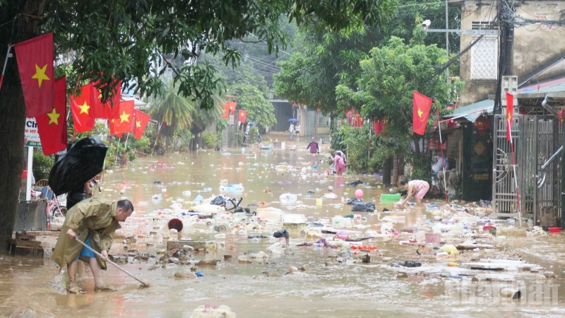 Bão số 10 cùng mưa lũ, sạt lở, giông lốc đã gây thiệt hại nghiêm trọng về người, tài sản, hạ tầng, với tổng thiệt hại sơ bộ gần 12.800 tỷ đồng.