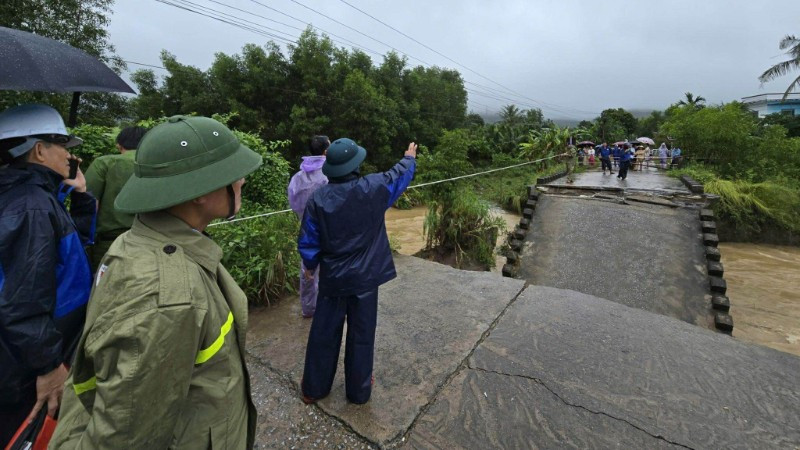 Sáng 2/11 cầu Cây Sung (thuộc xã Bình Minh, trước đây là xã Bình Khương, huyện Bình Sơn, tỉnh Quảng Ngãi) bị sập, chia cắt hơn 300 hộ dân. (Ảnh: Cục Quản lý đê điều và Phòng, chống thiên tai cung cấp)