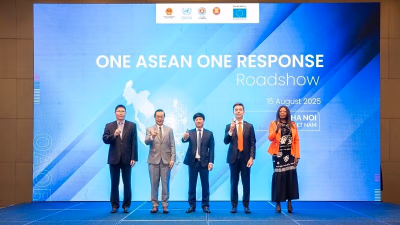 Các đại biểu thể hiện cam kết hợp tác thống nhất ứng phó thiên tai trong khu vực tại sự kiện.