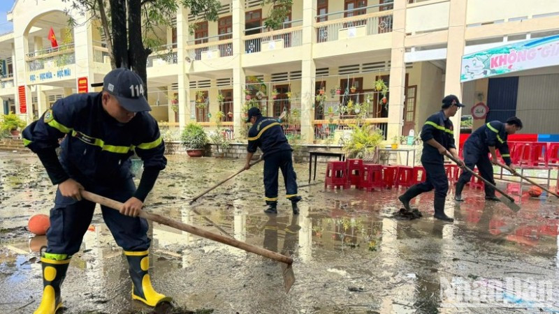 Công an Thành phố Hồ Chí Minh cùng chính quyền, người dân Đắk Lắk khắc phục hậu quả lũ lụt. (Ảnh: QUANG QUÝ)