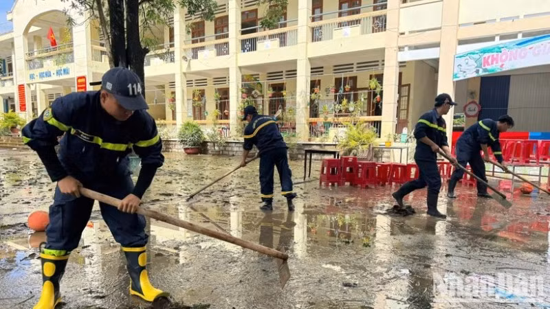 Công an Thành phố Hồ Chí Minh cùng chính quyền, người dân Đắk Lắk khắc phục hậu quả lũ lụt. (Ảnh: QUANG QUÝ)