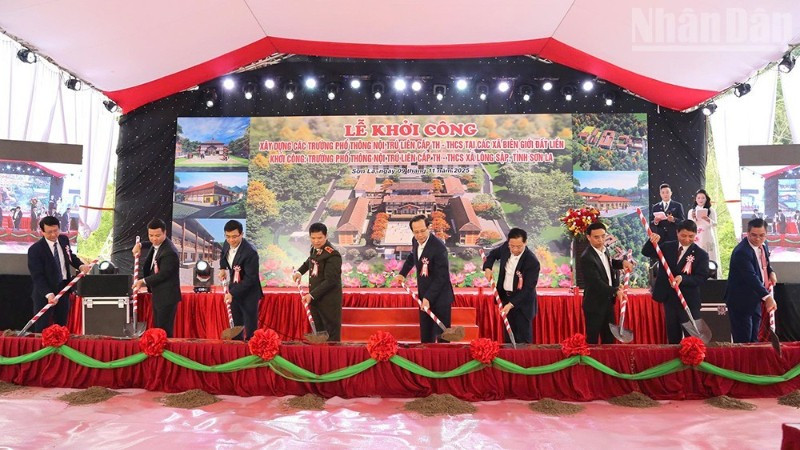 Các đại biểu thực hiện nghi thức khởi công Trường phổ thông nội trú liên cấp tiểu học và trung học cơ sở xã Lóng Sập. 