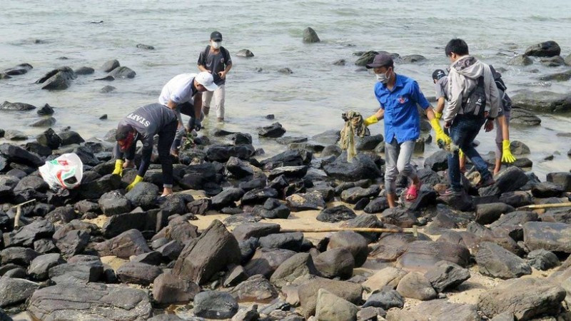 Đoàn viên, thanh niên tỉnh Phú Yên dọn rác ở bờ biển Hòn Yến, Phú Yên. (Ảnh TTXVN)