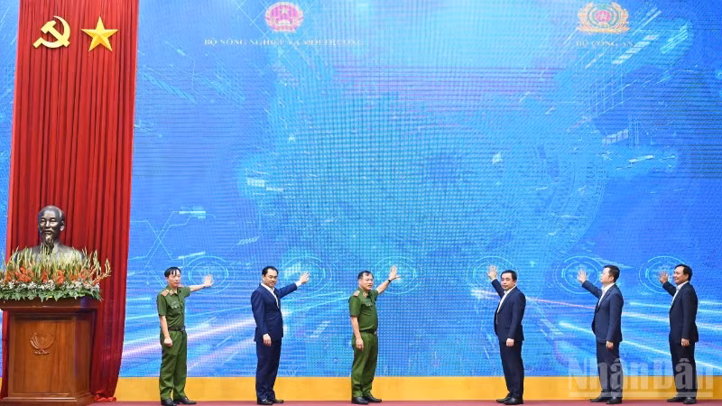 Ủy viên Bộ Chính trị, Bộ trưởng Nông nghiệp và Môi trường Trần Đức Thắng và các đại biểu bấm nút kích hoạt kết nối, đồng bộ dữ liệu. 