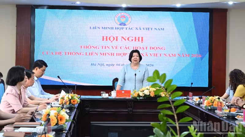 Bà Cao Xuân Thu Vân Chủ tịch Liên minh Hợp tác xã Việt Nam chủ trì "Hội nghị thông tin về Tháng hành động vì Hợp tác xã năm 2026", ngày 6/4.
