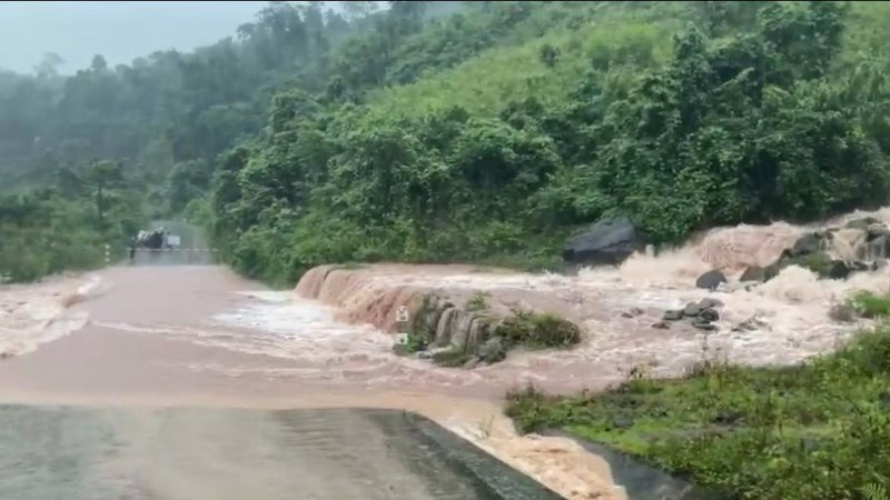Mưa lớn khiến giao thông bị chia cắt tại xã Tà Rụt, tỉnh Quảng Trị.