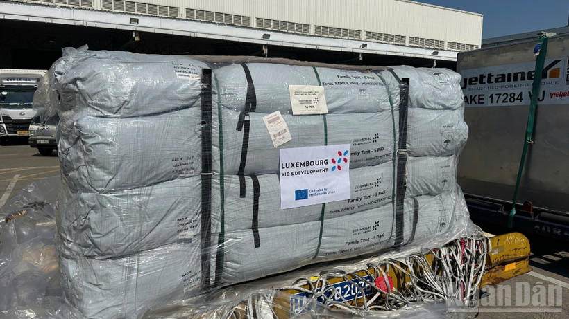 Lô hàng viện trợ khẩn cấp của Liên minh châu Âu (EU) được vận chuyển từ Luxembourg.