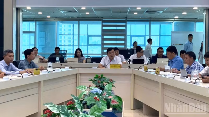 Thứ trưởng Nguyễn Hoàng Hiệp chủ trì cuộc họp ứng phó với áp thấp nhiệt đới có thể mạnh lên thành bão số 5, ngày 22/8. 