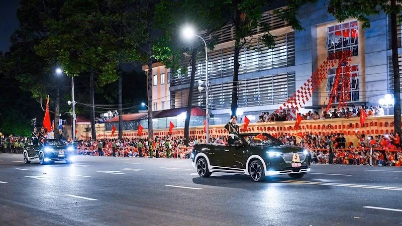 Đông đảo người dân tập trung ở các tuyến phố trung tâm Hà Nội để xem tổng hợp luyện diễu binh, diễu hành A80. (Ảnh: PHONG ANH).