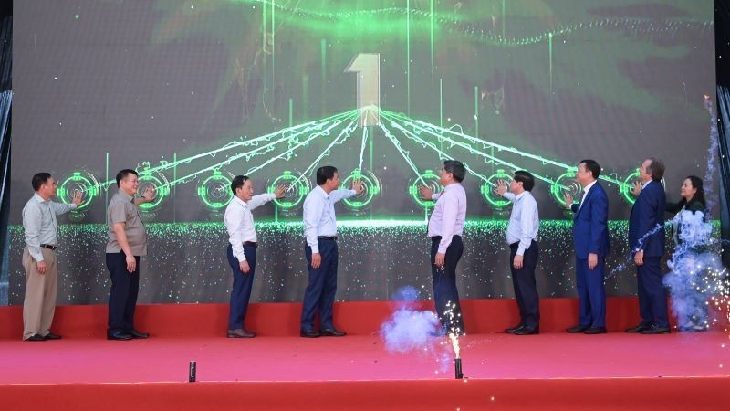 Các đại biểu ấn nút khánh thành dây chuyền đồ hộp giấy Tetra Recart® đầu tiên tại Việt Nam.