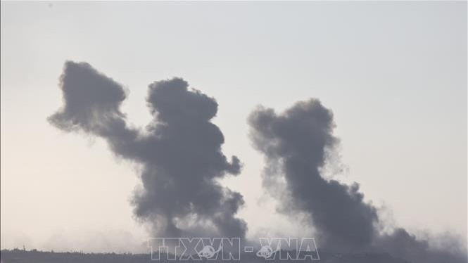 Khói bốc lên sau các cuộc không kích của Israel xuống Dải Gaza ngày 16/9/2025. (Ảnh: THX/TTXVN)