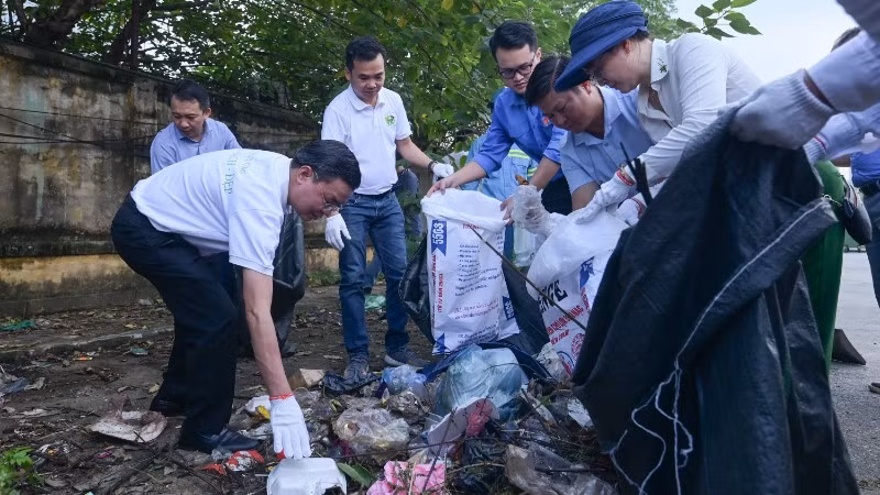 Sau mưa lũ nhiều địa phương miền bắc đang phải đối mặt với nguy cơ ô nhiễm môi trường và dịch bệnh phát sinh từ ngập úng, bùn thải, rác thải sinh hoạt. (Ảnh: minh họa)