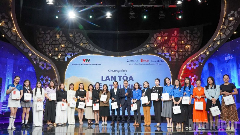 Hơn 200 phần quà ý nghĩa đã được gửi tới các nữ nhân viên y tế, bệnh nhân, nữ cán bộ Đoàn, nhà báo trẻ trong chương trình “Lan tỏa yêu thương”.