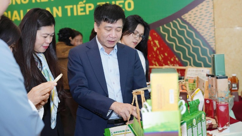 Các đại biểu tham quan gian hàng trưng bày sản phẩm OCOP của các hợp tác xã, nông dân được hỗ trợ từ chương trình.