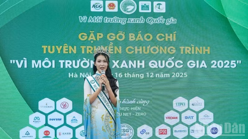 Á hậu Hà Hồng Gấm - Hoa hậu Di sản Áo dài Việt Nam, Đại sứ xanh quốc gia chia sẻ tại hội nghị.