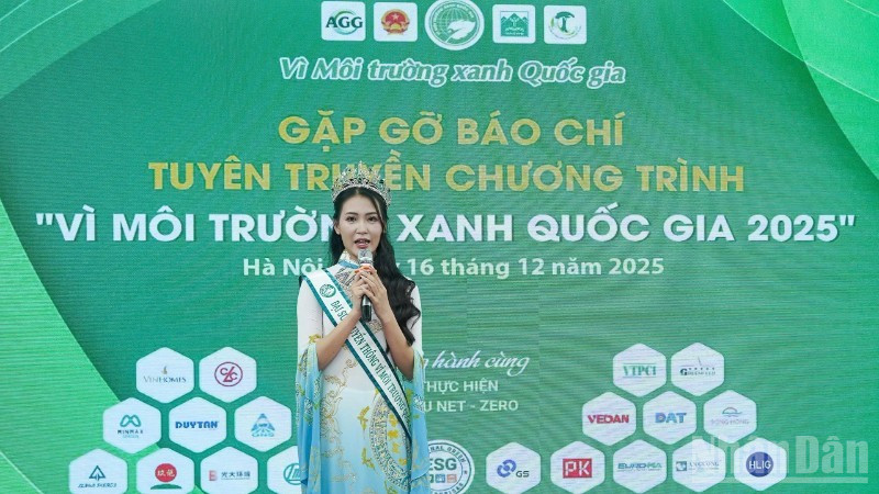Á hậu Hà Hồng Gấm - Hoa hậu Di sản Áo dài Việt Nam, Đại sứ xanh quốc gia chia sẻ tại hội nghị.
