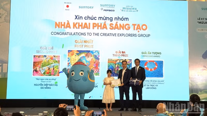 Ban tổ chức trao giải cho thí sinh đoạt giải cuộc thi sáng tạo về bảo vệ nguồn nước dành cho học sinh.