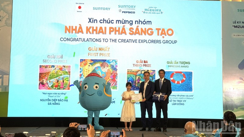 Ban tổ chức trao giải cho thí sinh đoạt giải cuộc thi sáng tạo về bảo vệ nguồn nước dành cho học sinh.