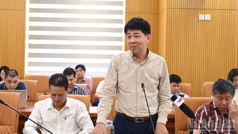 Ông Mai Văn Phấn, Phó Cục trưởng Cục Quản lý đất đai (Bộ Nông nghiệp và Môi trường) giải đáp những vấn đề liên quan đất đai tại buổi họp báo tháng 4. (Ảnh: THANH TRÀ)